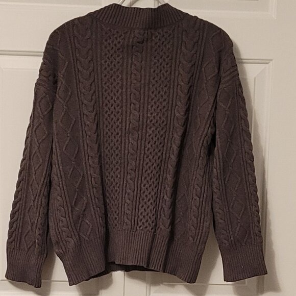 Beautiful And Soft Oversized Cable Knit Sweater - Picture 2 of 4